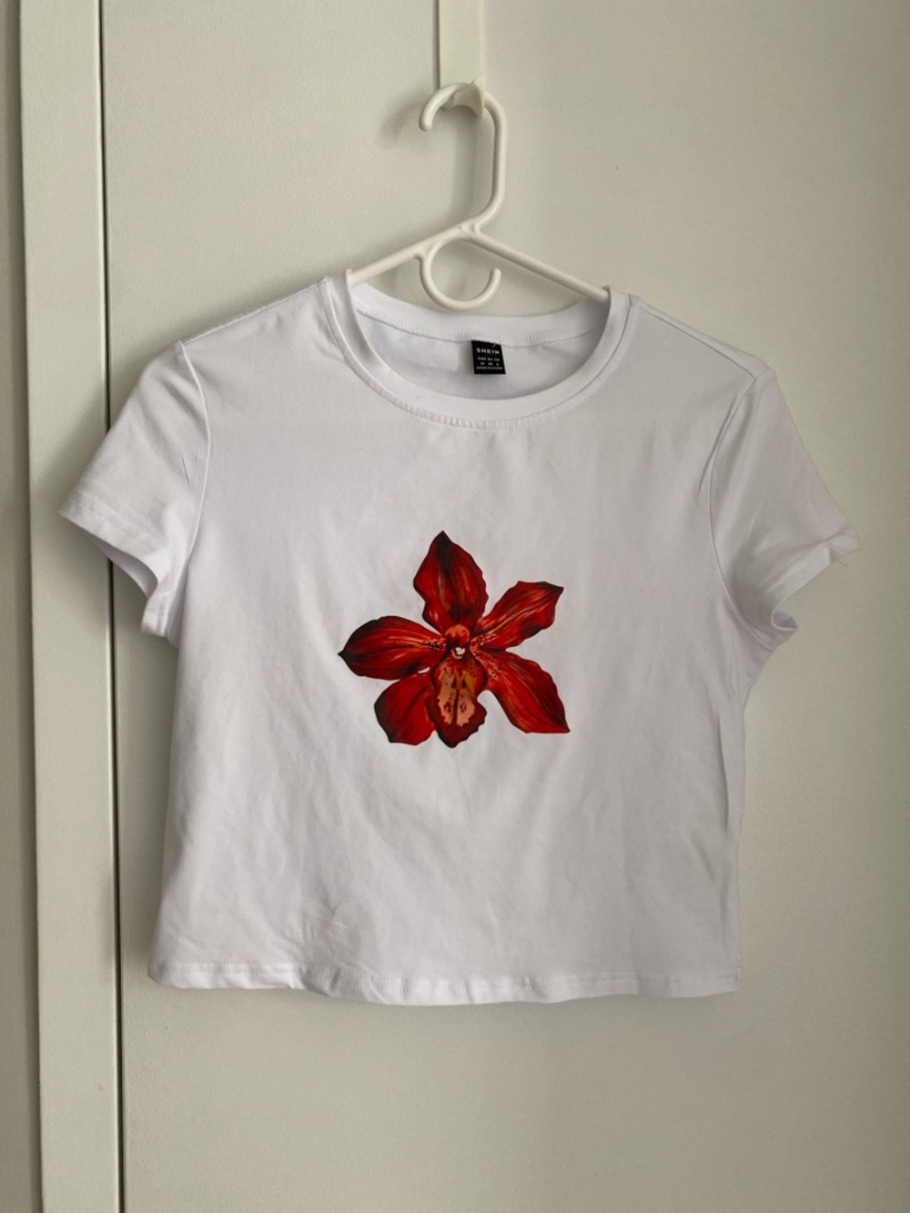 SHEIN White Crop Tee with Red Floral Print Size M | Zara Larsson coded 🌺